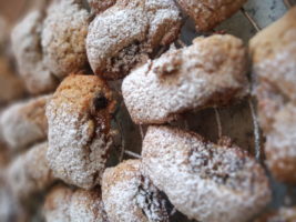 Buccellati ou biscuits fourrés à la figue et aux noix