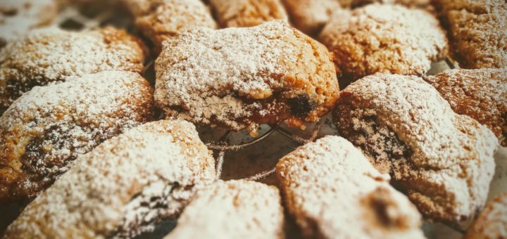 Buccellati ou biscuits fourrés à la figue et aux noix